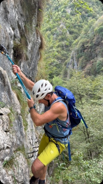 Oggi torniamo a parlare delle ferrate….
Per affrontare una ferrata in tutta sicurezza e nel modo più pratico possibile non basta essere fisicamente prestanti ma è importante conoscere anche qualche trucchetto!
🔴Se vuoi prepararti al meglio per la tua prossima uscita in ferrata questo 11 OTTOBRE inizio un CORSO FERRATE BASE.
oppure…
🔴partecipa ad un’USCITA ORGANIZZATA
scrivimi per saperne di più o visita il mio sito (link in bio)!!