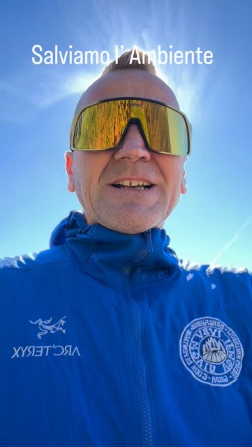 🏔️ IL PANORAMA È DI TUTTI. LE IMMONDIZIE NO!
Il decollo dei parapendii sopra Romano d’Ezzelino è un luogo meraviglioso. Ogni giorno tante persone si fermano ad ammirare il panorama, guardare i piloti che preparano le vele e godersi qualche momento immersi nella bellezza del nostro territorio.
Ma purtroppo c’è un problema che continua a ripetersi: bottiglie, lattine, cartacce e rifiuti lasciati lungo il decollo e lungo la strada.
Un comportamento che non è più accettabile!
Non è un problema di chi vola, ma di chiunque frequenti questi luoghi senza rispettarli.
Se ti porti qualcosa da mangiare o da bere, portati a casa anche i tuoi rifiuti. È una cosa semplice, che non costa nulla e che dimostra rispetto per la natura e per gli altri.
E a chi frequenta abitualmente questa zona chiedo anche di non voltarsi dall’altra parte: sensibilizziamo le persone e, quando possibile, facciamo presente che questi comportamenti non vanno bene.
Non possiamo continuare a vedere un posto così bello trasformato in una discarica!
🌿 La montagna e la natura non hanno bisogno di essere pulite da noi. Hanno bisogno che noi non le sporchiamo.
Gianluca Bellin
Guida Alpina professionista 🏔️
📞 WhatsApp: +39 345 6620191
🌐 www.gianlucabellin.it
#RispettoPerLaNatura #RispettaLaMontagna #Montegrappa #RomanoDEzzelino #Parapendio Decollo Ambiente NonAbbandonareRifiuti GuidaAlpina GianlucaBellin